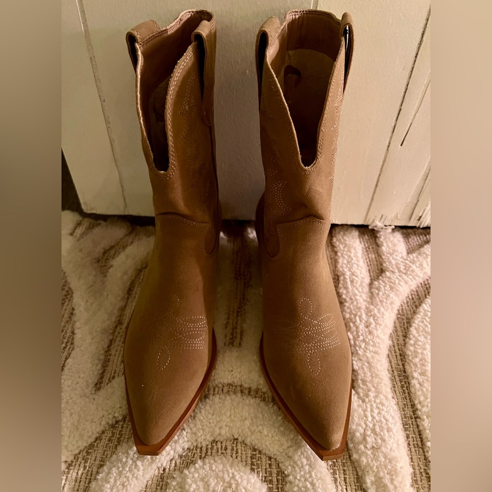 beautiful mi.im los angeles vegan suede cowboy boots. never worn.